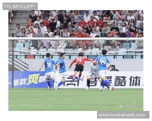 足球明星在空中表演的精彩瞬间展现了他们的非凡技艺与无限魅力